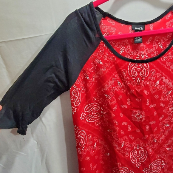Rue 21 Shirt 1/2 sleeve red black bandana look - Picture 2 of 5